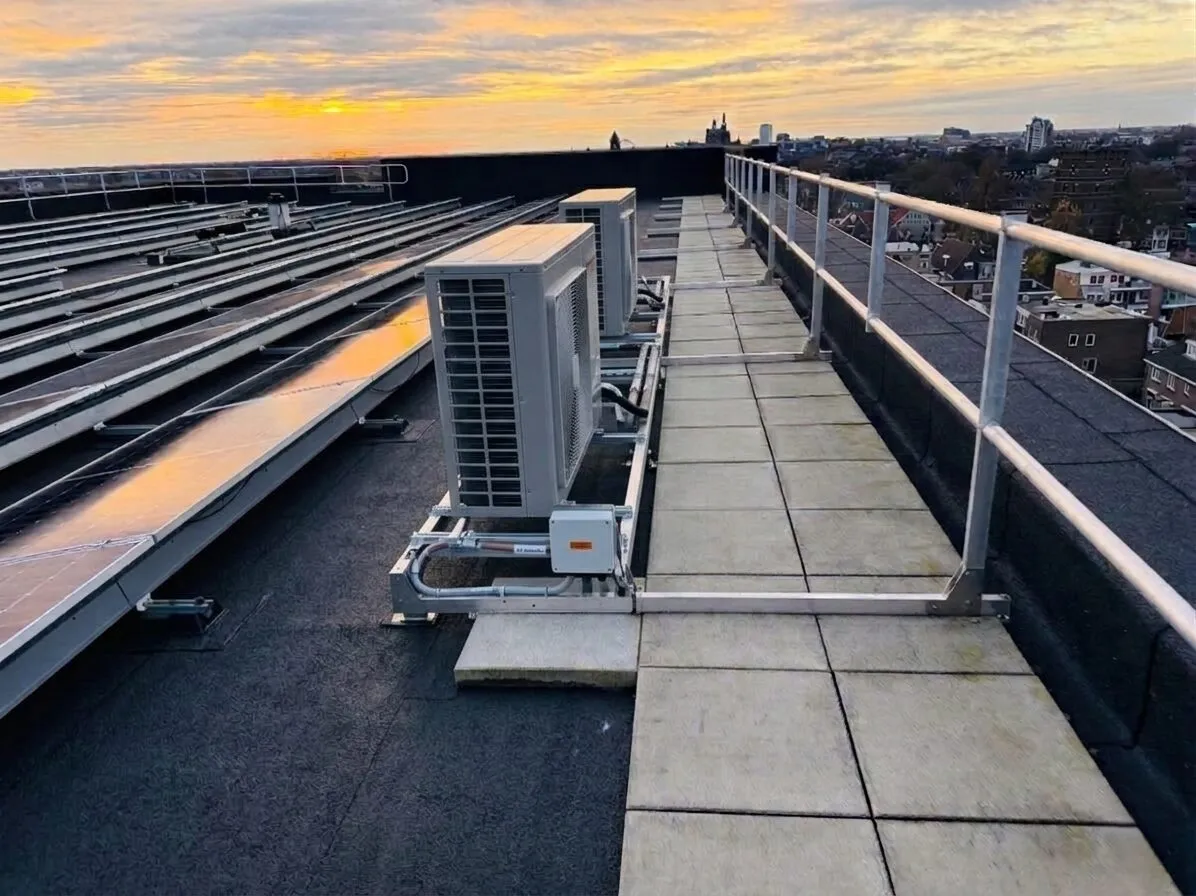 Roof edge with permanent collective protection — Protector Guardrail