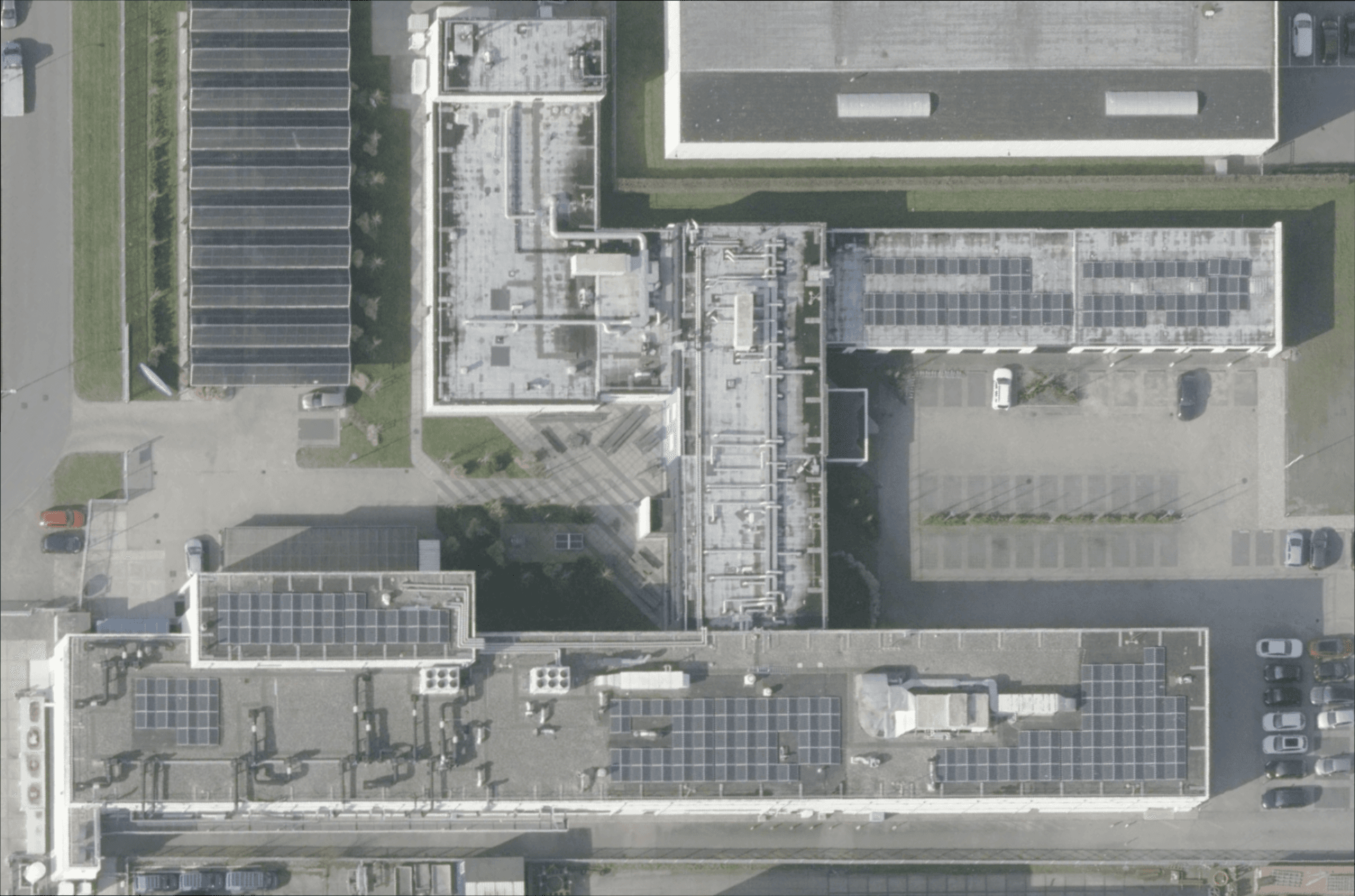 Aerial view of the same Agilent complex after the Protector Guardrail roof-edge protection was installed.