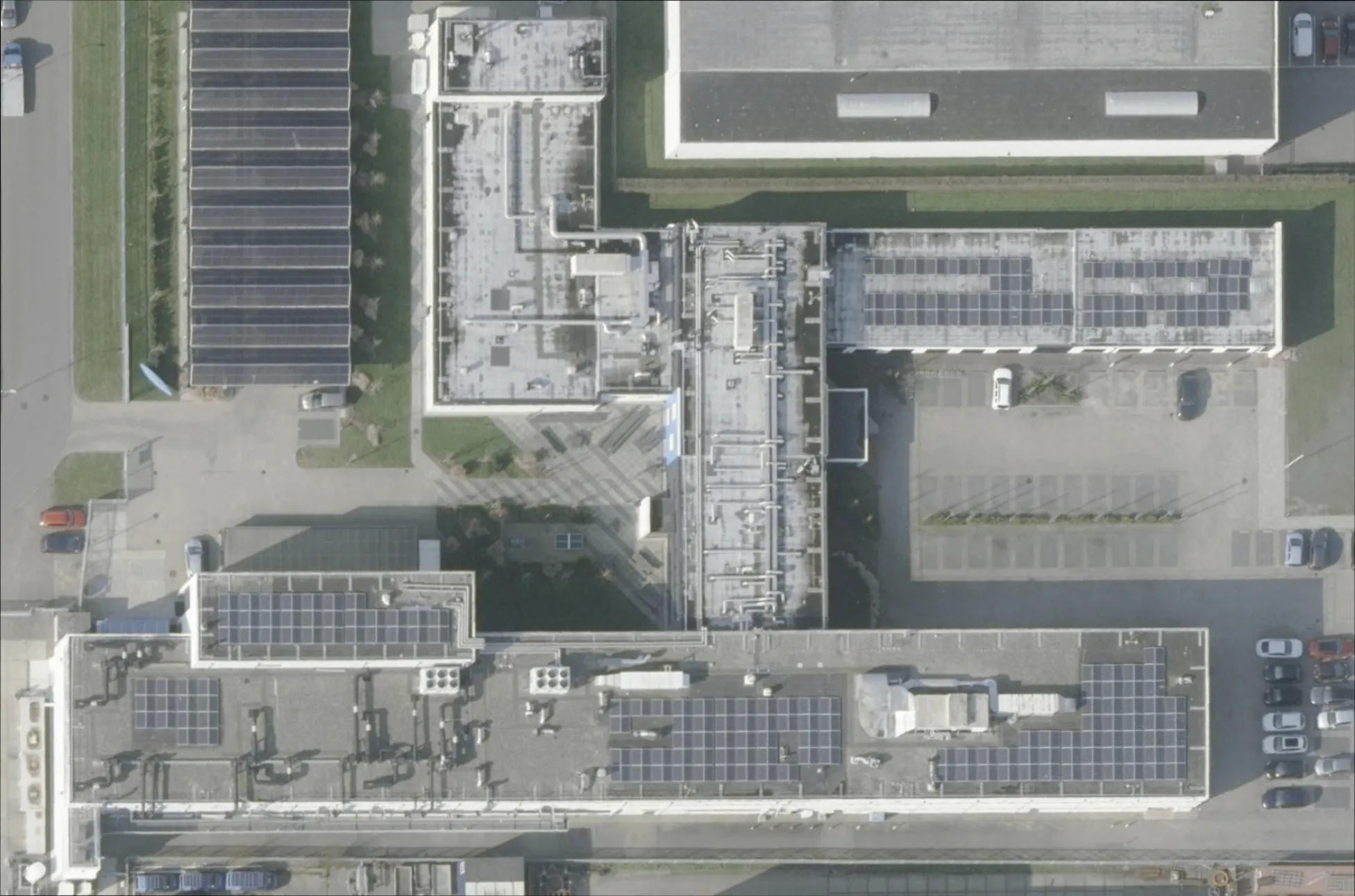 Aerial view of the same Agilent complex after the Protector Guardrail roof-edge protection was installed.