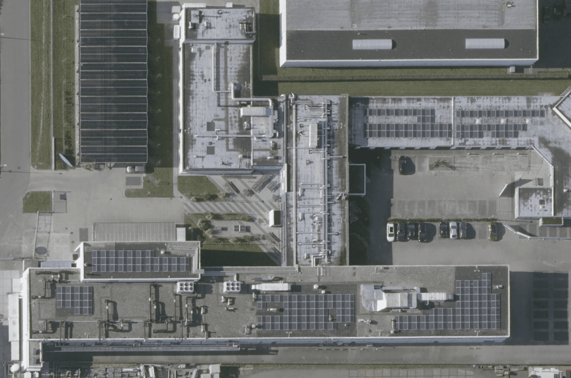 Aerial view of the Agilent complex in Middelburg before the roof-edge protection was installed.