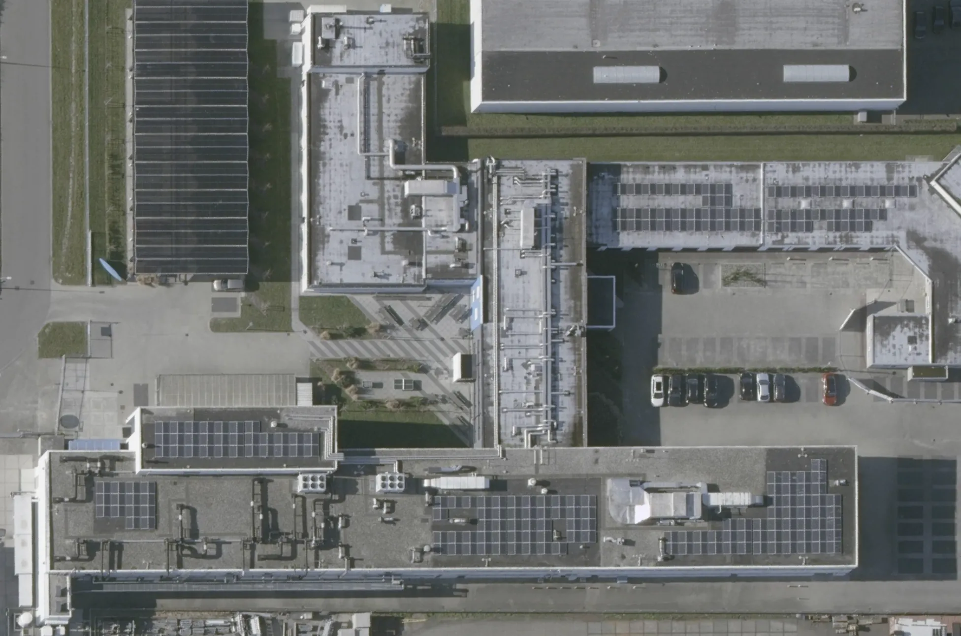 Aerial view of the Agilent complex in Middelburg before the roof-edge protection was installed.