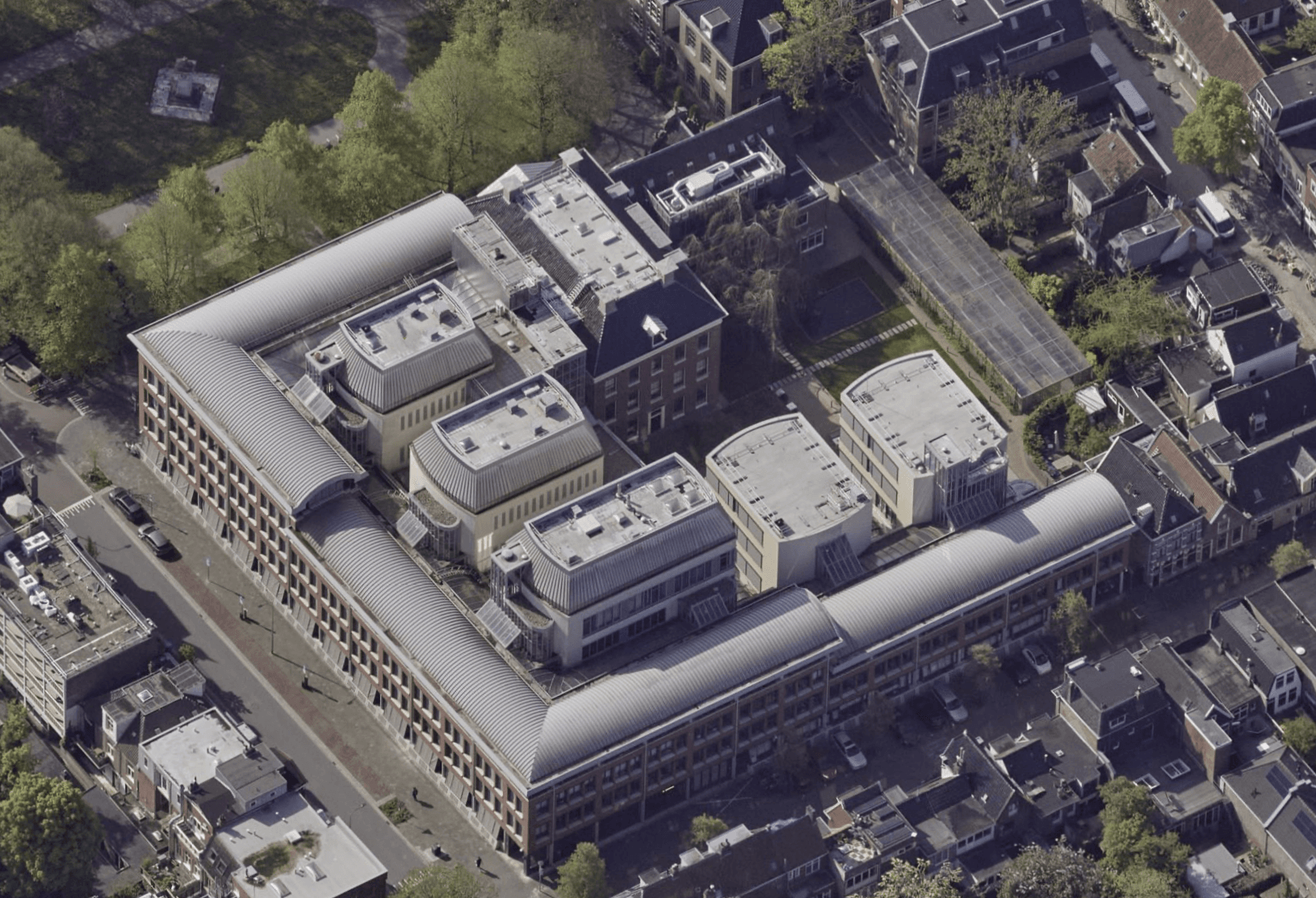 Top-down aerial view of the Rechtbank Groningen courthouse, with Protector Guardrail roof-edge protection running around the roof levels.