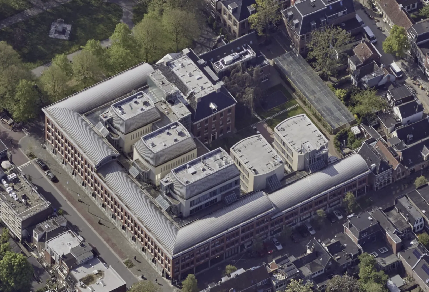 Top-down aerial view of the Rechtbank Groningen courthouse, with Protector Guardrail roof-edge protection running around the roof levels.