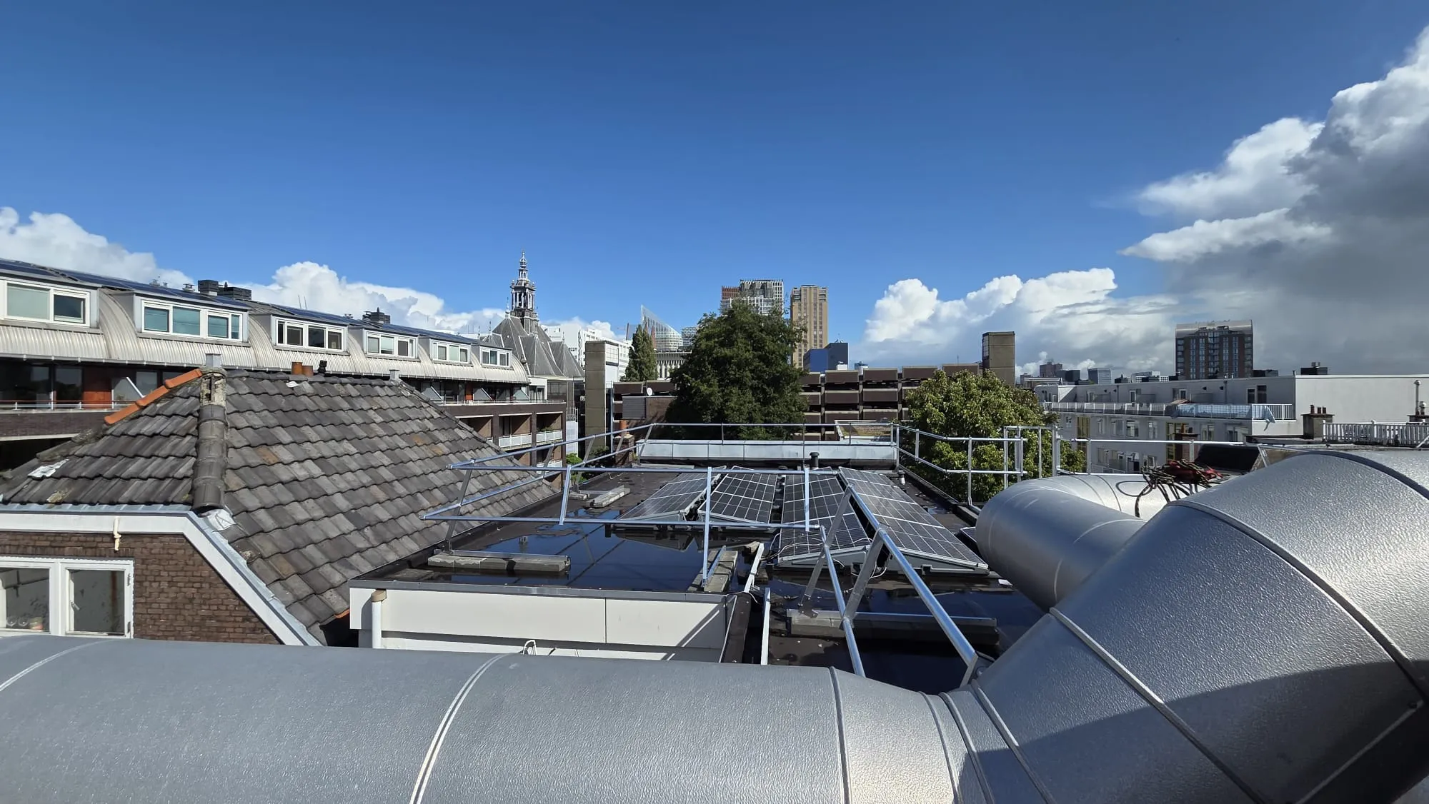 Permanent ballasted roof guardrail along the edge of a flat roof