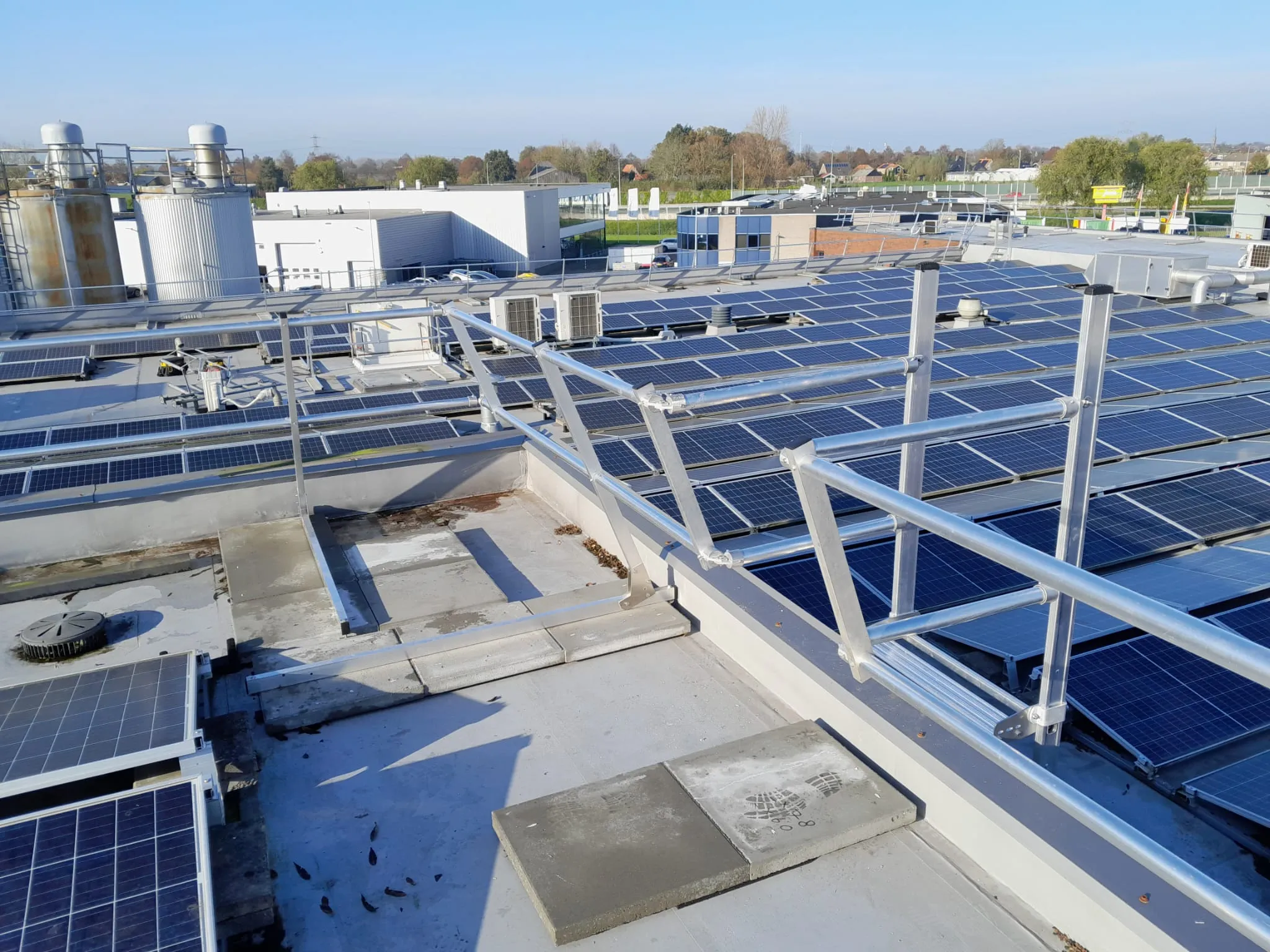 Roof edge with permanent collective protection — Protector Guardrail